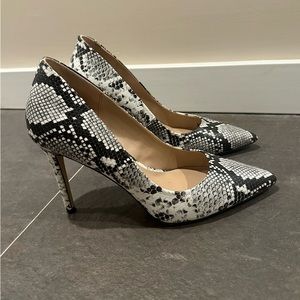 Snake print pumps 🐍
